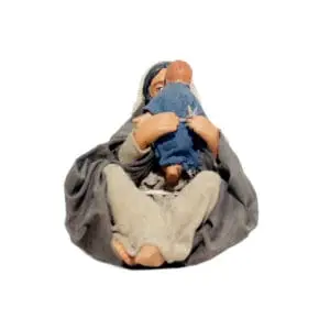 Donna che Abbraccia Bimbo Seduta per Terra