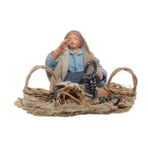 Araba Seduta Per Terra con Cesti Paglia