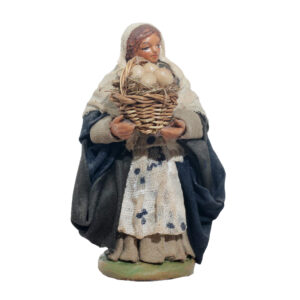 Donna con cesto uova in mano