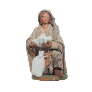 Donna in ginocchio con sacchi in mano