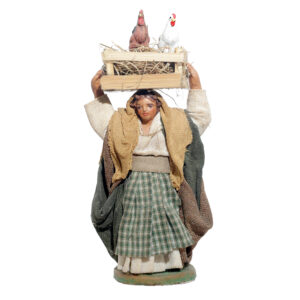 Donna cassetta galline in testa