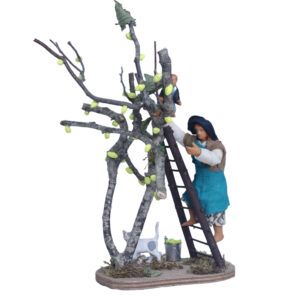 Donna Su Scala Con Bimbo Su Albero