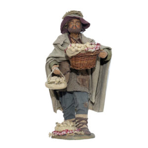 Uomo due cesti uova in mano e un cesto per terra